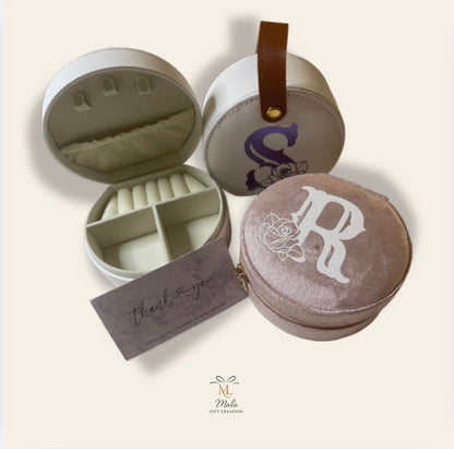 Personalisierte Schmuckbox aus Samt & Kunstleder